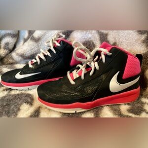 Nike Team Hustle D 7 Basketball
Shoe Pink Size 1.5 Youth